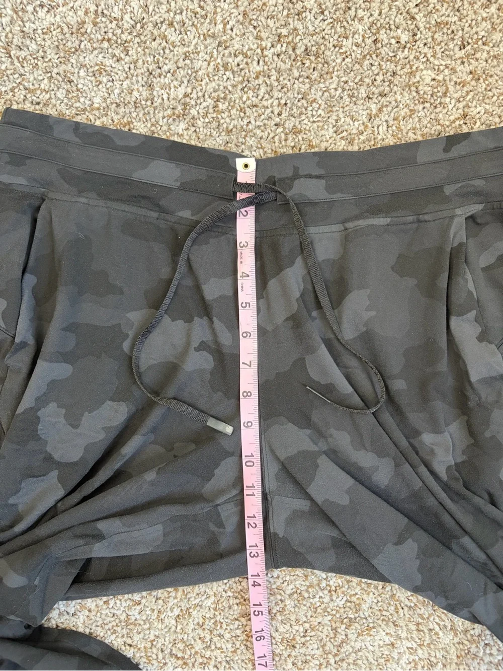 lululemon athletica women’s Dark Gray Camo Joggers